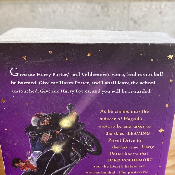 Harry Potter “and the Deathly Hallows” Softcover - Picture 4 of 7